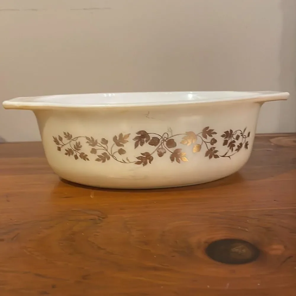 Pyrex Empire Golden Scroll Casserole Dish 1 1/2 quart